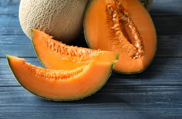 Sabrosos Melones Maduros Sobre Mesa Madera —  Fotos de Stock
