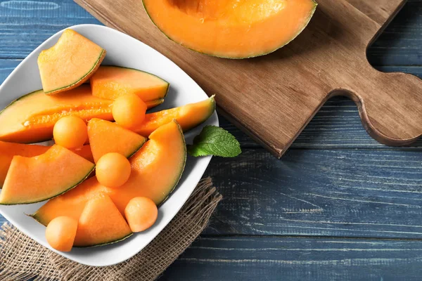 Kom Met Gesneden Rijpe Meloen Tafel — Stockfoto