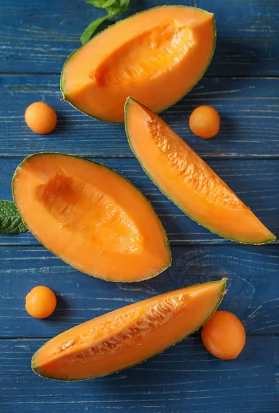 Tasty Meloen Snijden Houten Tafel — Stockfoto