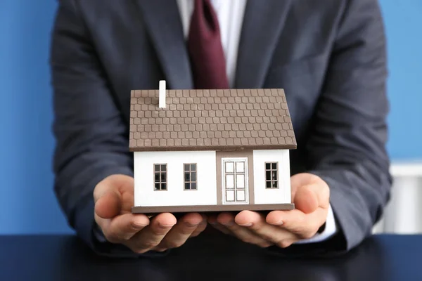 Agente Inmobiliario Con Modelo Casa Mesa Oscura Concepto Hipotecario — Foto de Stock