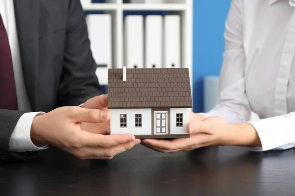 Couple House Model Dark Table Mortgage Concept — Stock Photo, Image