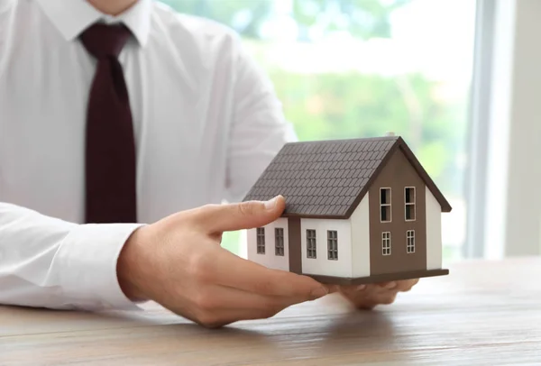 Agen Perumahan Dengan Model Rumah Meja Kayu Konsep Hipotek — Stok Foto