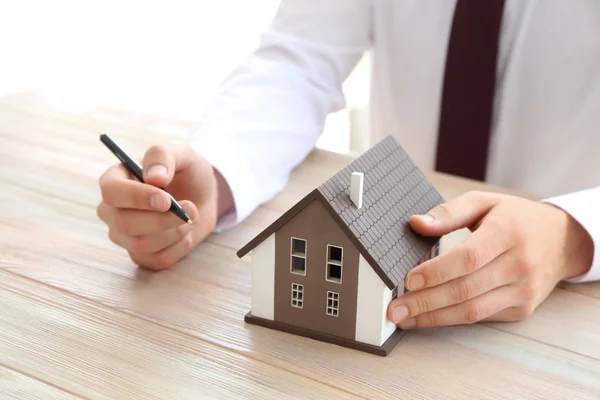Immobilienmakler Mit Hausmodell Holztisch Hypothekenkonzept — Stockfoto
