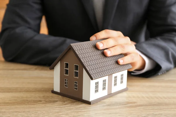 Immobilienmakler Mit Hausmodell Holztisch — Stockfoto