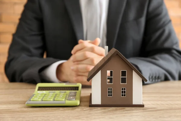 Hombre Con Modelo Casa Calculadora Mesa Madera Concepto Hipotecario — Foto de Stock