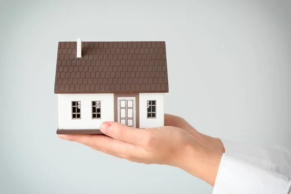 Agente Inmobiliario Con Modelo Casa Sobre Fondo Claro Primer Plano — Foto de Stock