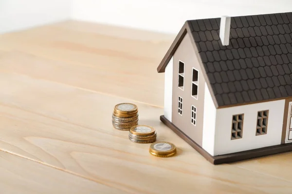 Model Rumah Dan Koin Atas Meja Kayu Konsep Hipotek — Stok Foto