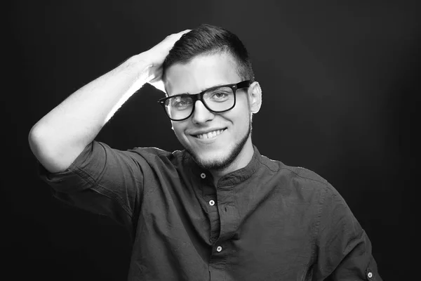 Joven Guapo Sobre Fondo Oscuro Blanco Negro — Foto de Stock