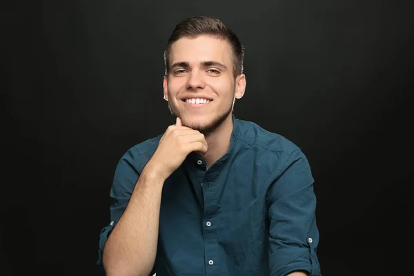 Retrato Joven Guapo Sobre Fondo Oscuro — Foto de Stock