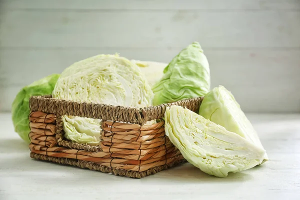 Cesta Mimbre Con Repollo Fresco Sobre Mesa Blanca —  Fotos de Stock