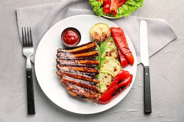 Deliciosas Costelas Grelhadas Com Legumes Molho Prato — Fotografia de Stock