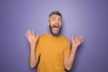 Boyalı saç ve sakal renk arka plan üzerinde olan duygusal adam portresi