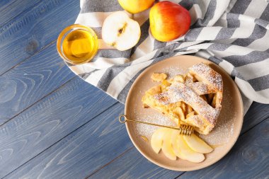Plaka lezzetli elmalı turta ve bal ahşap masa üzerinde parça ile