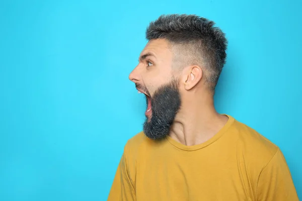 Portrait Angry Screaming Man Dyed Hair Beard Color Background — Stock Photo, Image