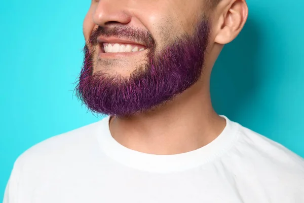 Hombre Guapo Con Barba Teñida Sobre Fondo Color Primer Plano — Foto de Stock