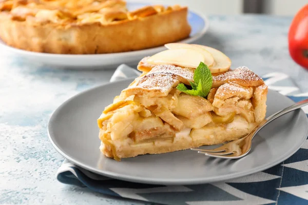 Assiette Avec Morceau Délicieuse Tarte Aux Pommes Sur Table Lumineuse — Photo