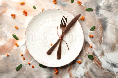 Plaka renk arka plan üzerinde çatal ile