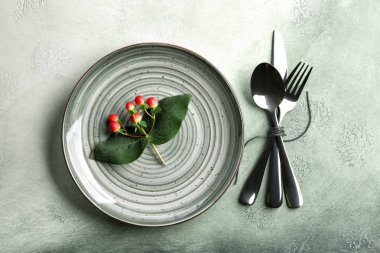 Plaka renk arka plan üzerinde çatal ile