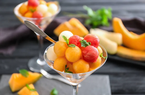 Vidrio Con Sabrosas Bolas Melón Mesa Primer Plano —  Fotos de Stock