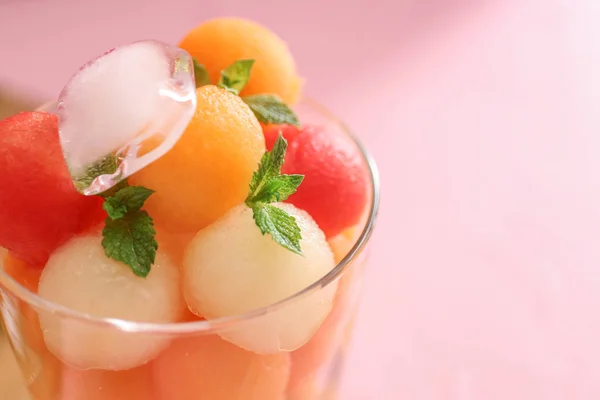 Glas Mit Leckeren Melonenkugeln Auf Farbigem Hintergrund Nahaufnahme — Stockfoto