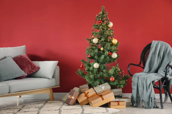 Stílusos Belső Szoba Gyönyörű Karácsonyfa Ajándékok — Stock Fotó