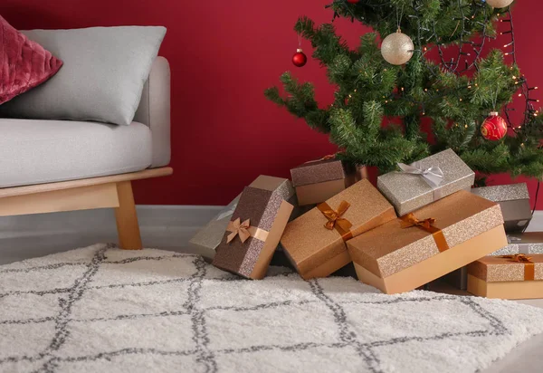 Hermoso Árbol Navidad Con Regalos Salón —  Fotos de Stock