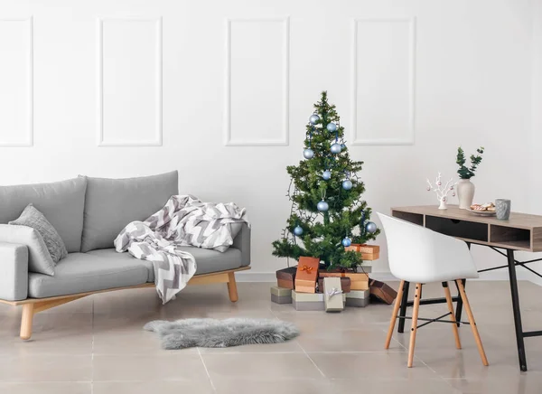 Interior Elegante Quarto Com Bela Árvore Natal Presentes — Fotografia de Stock