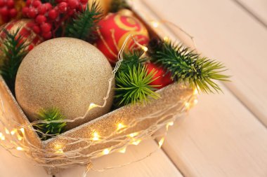 Beyaz ahşap masa, closeup üzerinde Noel süsleri ile kutu