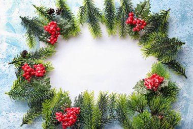 Noel ağacı dalları üzerinde açık renkli çerçeve yapılmış