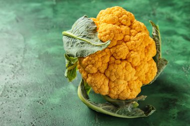 Renk arka plan üzerinde sarı karnabahar