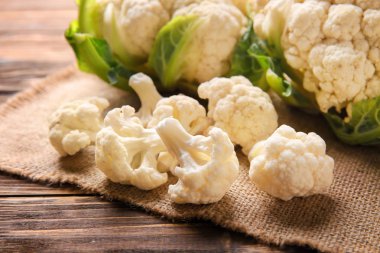 Tahta masada taze karnabahar.