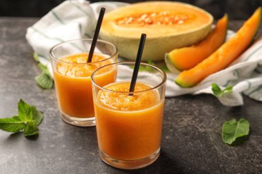 Gözlük taze kavun güler yüzlü karanlık tablo