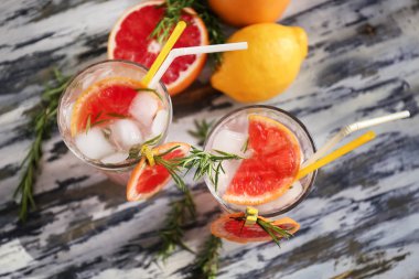 Taze greyfurt ahşap masa üzerinde bardaklarda rosemary ile kokteyl