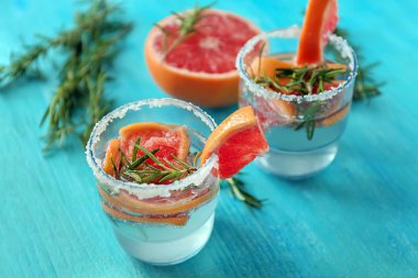 Taze greyfurt renk tablosu üzerinde bardaklarda rosemary ile kokteyl