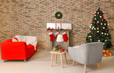 Oda güzel Noel köknar ağacı ve dekoratif şömine ile şık iç