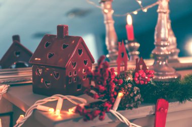 Şöminenin üzerinde Noel süsleri