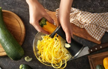Kabak spagetti, closeup yapma kadın