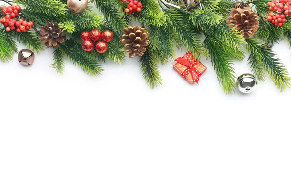白い背景に美しいクリスマスの装飾 — ストック写真