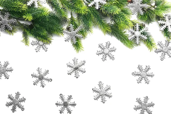 在白色背景下的圣诞树树枝与雪花 — 图库照片