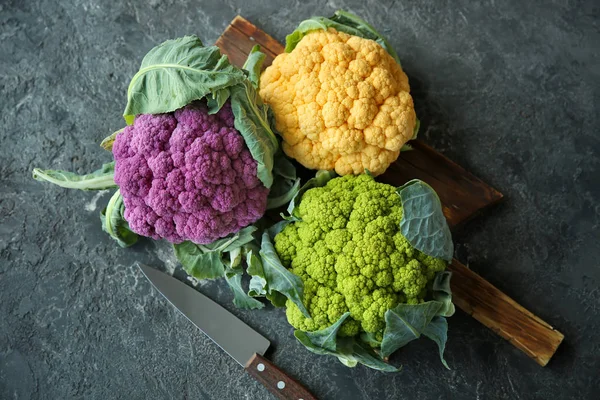 Wooden Board Colorful Cauliflowers Dark Table — Stock Photo, Image