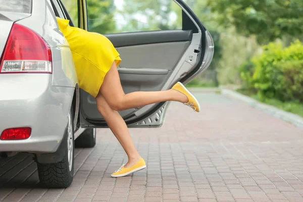 Νεαρή Γυναίκα Slim Πόδια Ψάχνοντας Κάτι Στο Αυτοκίνητο — Φωτογραφία Αρχείου