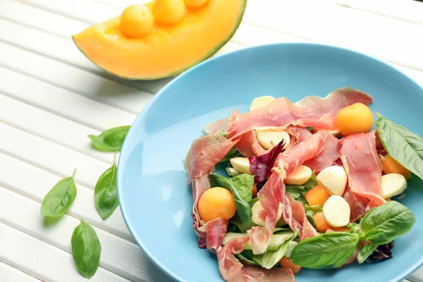 Deliciosa Ensalada Con Bolas Melón Jamón Plato — Foto de Stock