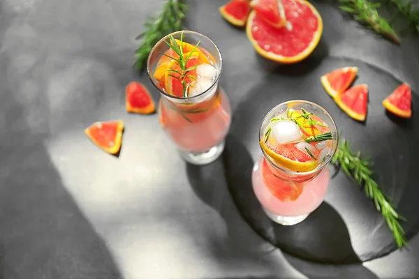 Frischer Grapefruit Cocktail Mit Rosmarin Gläsern Auf Grauem Tisch — Stockfoto