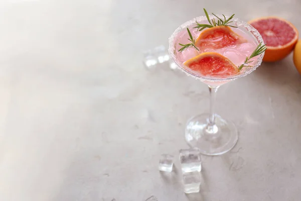 Färsk Grapefrukt Cocktail Med Rosmarin Glas Ljusbordet — Stockfoto