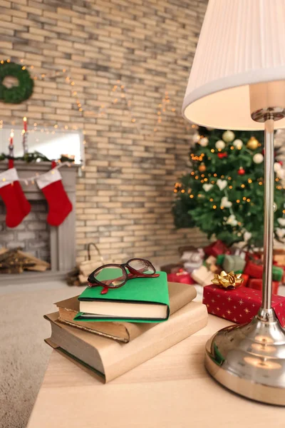 房间的圣诞节室内的书和灯表 — 图库照片