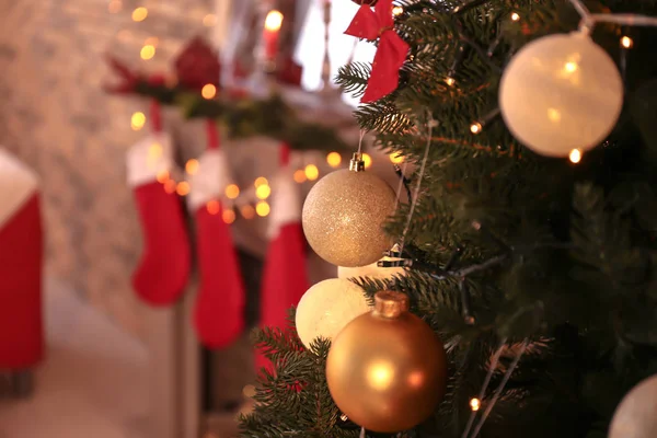Toplarla Süslenmiş Güzel Noel Ağacı Yakın Plan — Stok fotoğraf
