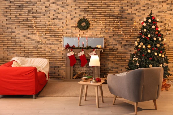 Interior Elegante Quarto Com Belo Abeto Natal Lareira Decorativa — Fotografia de Stock