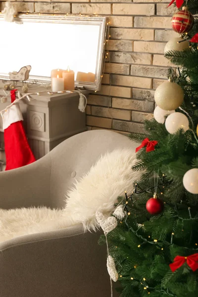 美丽装饰圣诞树在客厅里 — 图库照片