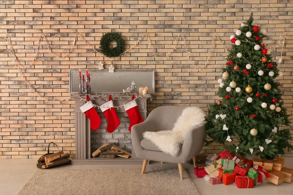 Elegante Interior Habitación Con Hermoso Abeto Navidad Chimenea Decorativa — Foto de Stock