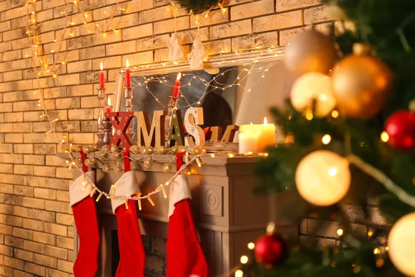 Palabra Xmas Hecha Letras Madera Con Decoraciones Navidad Interior Chimenea —  Fotos de Stock